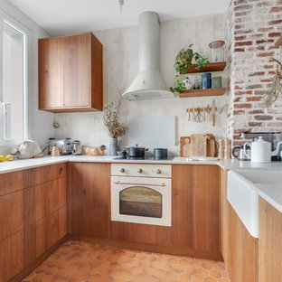 Exemple d'une cuisine scandinave en U de taille moyenne avec un plan de travail en quartz, une crédence grise, un sol en carreau de terre cuite, un sol orange, un plan de travail blanc, un placard à porte plane, des portes de placard en bois brun, aucun îlot, un évier de ferme et un électroménager blanc.