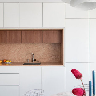 Inspiration för ett stort funkis rosa rosa kök, med en integrerad diskho, luckor med profilerade fronter, vita skåp, marmorbänkskiva, rosa stänkskydd, stänkskydd i marmor, integrerade vitvaror, betonggolv och grått golv