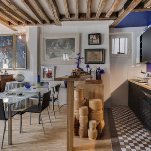 Inspiration pour une cuisine ouverte linéaire bohème de taille moyenne avec un plan de travail en bois, une crédence bleue, un sol en bois clair, un sol beige, un évier encastré, un placard à porte affleurante, des portes de placard grises, une crédence en carreau de céramique, un électroménager encastrable et un plan de travail beige.