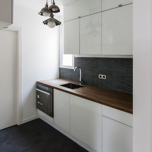 Esempio di una piccola cucina lineare contemporanea chiusa con lavello da incasso, ante bianche, top in legno, paraspruzzi nero e elettrodomestici da incasso