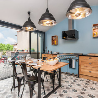 Inspiration pour une grand cuisine américaine design en L avec des portes de placard en bois brun et aucun îlot.