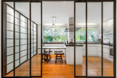 Photo of a contemporary kitchen in Lyon.