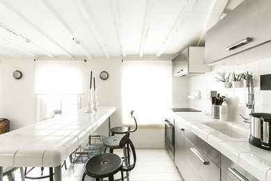 Design ideas for a contemporary kitchen in Paris.