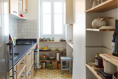 Imagen de cocina escandinava con fregadero integrado, encimera de granito, salpicadero blanco, salpicadero de azulejos de cerámica, suelo de azulejos de cemento y suelo amarillo