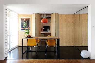 Inspiration pour une cuisine design en bois clair avec un évier posé, un plan de travail en bois, une crédence en bois et un sol noir.