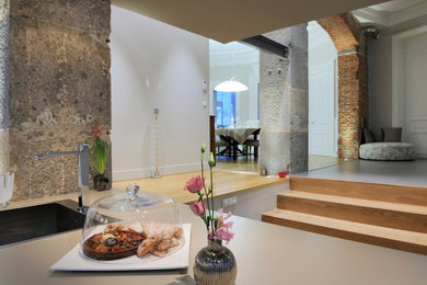 Imagen de cocinas en U tradicional renovado de tamaño medio abierto con suelo de azulejos de cemento y suelo gris
