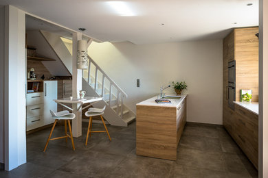 Cette photo montre une cuisine ouverte parallèle et encastrable tendance en bois brun de taille moyenne avec un évier encastré.