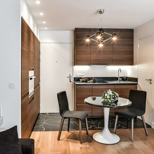 Foto di una piccola cucina contemporanea con ante lisce, ante in legno bruno, elettrodomestici in acciaio inossidabile, nessuna isola e pavimento nero