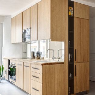Idées déco pour une petit cuisine contemporaine en L avec un évier posé, un placard à porte plane, des portes de placard en bois clair, un plan de travail en bois, une crédence en carreau de miroir, un électroménager encastrable, un sol en carrelage de porcelaine, aucun îlot, un sol gris et un plan de travail beige.
