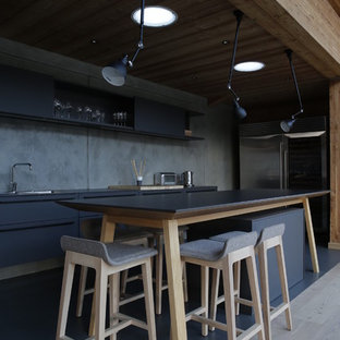 Exemple d'une grand cuisine américaine parallèle tendance avec un îlot central.