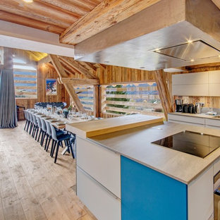 Idées déco pour une grand cuisine américaine linéaire contemporaine avec un évier encastré, un placard à porte plane, des portes de placard beiges, une crédence marron, une crédence en bois et un îlot central.