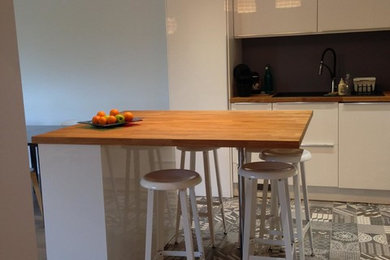 リヨンにあるミッドセンチュリースタイルのおしゃれなキッチンの写真