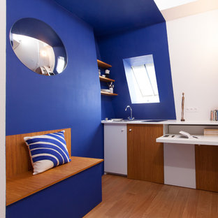 Aménagement d'une petit cuisine ouverte linéaire contemporaine avec un évier posé, des portes de placard blanches, un sol en bois brun et aucun îlot.