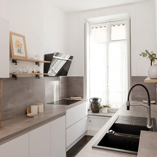 Cette image montre une cuisine parallèle design avec un évier posé, un placard à porte plane, des portes de placard blanches, une crédence grise, un sol en bois foncé, aucun îlot, un sol noir et un plan de travail gris.
