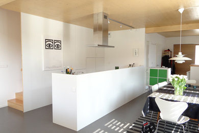 Aménagement d'une cuisine ouverte parallèle scandinave de taille moyenne avec un placard à porte affleurante, des portes de placard blanches, un plan de travail en stratifié, une crédence blanche, un sol en vinyl et une péninsule.