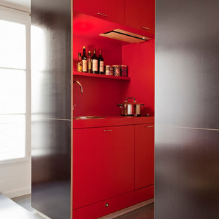 Idée de décoration pour une petit cuisine parallèle design fermée avec des portes de placard rouges et aucun îlot.