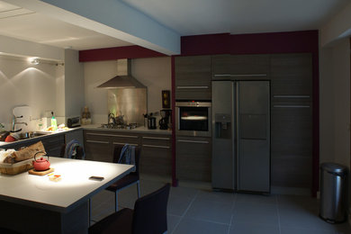 This is an example of a contemporary kitchen in Toulouse.