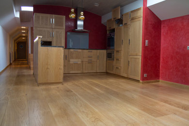 На фото: огромная п-образная кухня-гостиная в современном стиле с светлыми деревянными фасадами и полуостровом