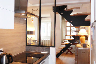 レンヌにある高級な広いコンテンポラリースタイルのおしゃれなキッチン (セラミックタイルの床、グレーの床) の写真