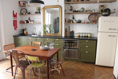 Kitchen - 1950s kitchen idea in Paris