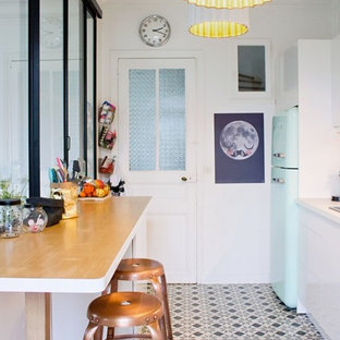 Exemple d'une petit cuisine américaine parallèle scandinave avec un électroménager de couleur.
