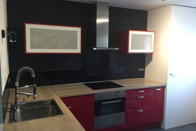 Geschlossene, Mittelgroße Moderne Küche in L-Form mit Küchenrückwand in Schwarz in Nantes