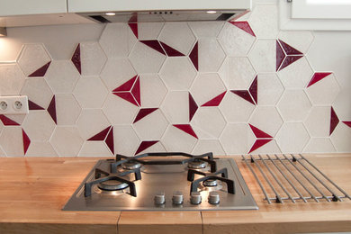 Idées déco pour une cuisine scandinave avec une crédence rouge et une crédence en carreau de verre.