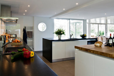 Cette photo montre une cuisine ouverte parallèle moderne de taille moyenne avec 2 îlots.