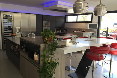This is an example of a large contemporary kitchen in Paris.