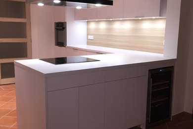 Medium sized modern kitchen in Marseille.