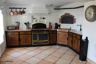 Cette photo montre une cuisine ouverte en L de taille moyenne.