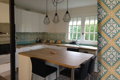 ルアーブルにあるモダンスタイルのおしゃれなキッチン (木材カウンター、緑のキッチンパネル、セメントタイルのキッチンパネル、セラミックタイルの床) の写真