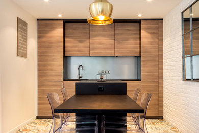 Cette image montre une grande cuisine ouverte linéaire design en bois brun avec un évier encastré, un placard à porte affleurante, un plan de travail en bois, une crédence grise, carreaux de ciment au sol, îlot et plan de travail noir.