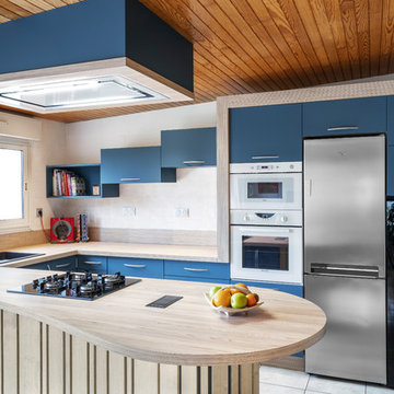 Cuisine bleu pétrole et bois frêne aux formes cintrées