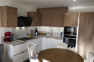 Cette photo montre une cuisine moderne en L de taille moyenne avec un plan de travail en quartz et un plan de travail blanc.