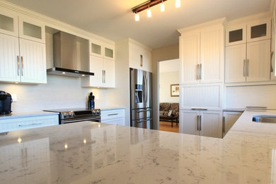 Example of a classic kitchen design in Montreal with shaker cabinets and a peninsula