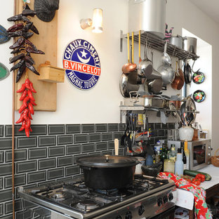 Inspiration pour une petit cuisine linéaire bohème fermée avec un placard sans porte, une façade en inox, une crédence grise, une crédence en carrelage métro, un électroménager en acier inoxydable et aucun îlot.