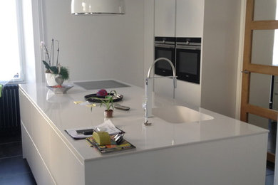 This is an example of a modern kitchen in Reims.