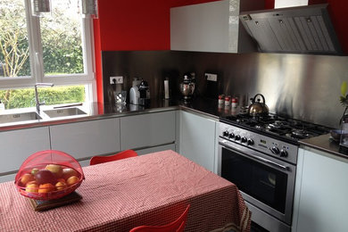 Photo of a modern kitchen in Reims.