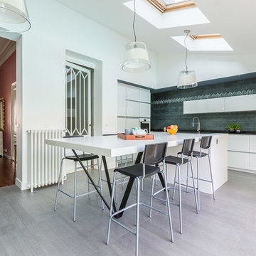 Cuisine contemporaine avec vue salon