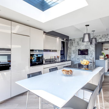 Cuisine contemporaine équipée iQ700 avec puits de lumière