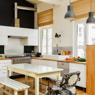 Inspiration pour une grand cuisine ouverte urbaine en L avec un évier posé, un placard à porte affleurante, des portes de placard blanches, un plan de travail en bois, une crédence métallisée, une crédence en dalle métallique, un électroménager en acier inoxydable, un sol en bois clair et aucun îlot.