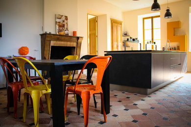 Geschlossene, Große Moderne Küche in L-Form mit grauen Schränken, Granit-Arbeitsplatte, Küchengeräten aus Edelstahl und Kücheninsel in Angers