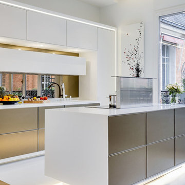 Cuisine design ouverte dans un appartement Haussmannien