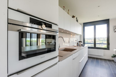 Diseño de cocina actual de tamaño medio con fregadero de un seno, salpicadero blanco y electrodomésticos blancos
