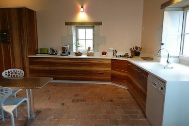 アンジェにある高級な広いトランジショナルスタイルのおしゃれなキッチン (一体型シンク、濃色木目調キャビネット、人工大理石カウンター、白いキッチンパネル、パネルと同色の調理設備) の写真