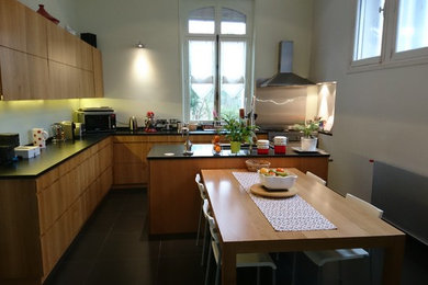 アンジェにある高級な広いトランジショナルスタイルのおしゃれなキッチン (淡色木目調キャビネット、御影石カウンター、パネルと同色の調理設備) の写真