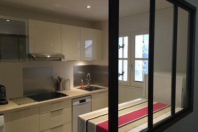 Foto de cocina lineal contemporánea pequeña abierta con fregadero de un seno, puertas de armario beige, encimera de laminado y electrodomésticos blancos