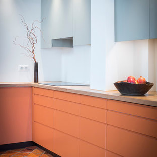 Geschlossene, Große Moderne Küche ohne Insel in L-Form mit orangefarbenen Schränken in Paris