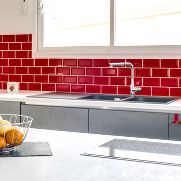 Cuisine Grise,plan de travail blanc, carreau métro rouge et dressing